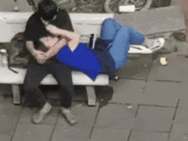 Bạn trẻ - Cuộc sống - Cặp đôi sinh viên thản nhiên ôm hôn, nằm lên đùi nơi công cộng HOT nhất tuần qua