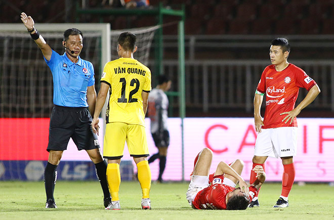 Lee Nguyễn hút fan nữ, bị đánh nguội vẫn cứu CLB TP.HCM khỏi đáy V-League - 7