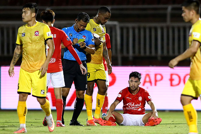 Lee Nguyễn hút fan nữ, bị đánh nguội vẫn cứu CLB TP.HCM khỏi đáy V-League - 8