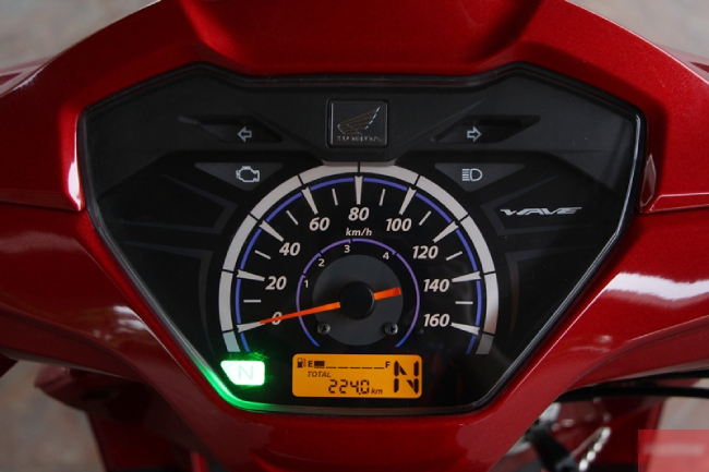 Cụm đồng hồ xe kết hợp công nghệ analog và màn hình LCD kỹ thuật số hiển thị rõ ràng các chi tiết từ vị trí số xe, đến mức tiêu hao nhiên liệu và quãng đường đi. 2021 Honda Wave 110i là dòng xe đầu tiên và duy nhất hiện nay trong lớp xe số 110cc ở Thái Lan được tích hợp màn hình LCD.
