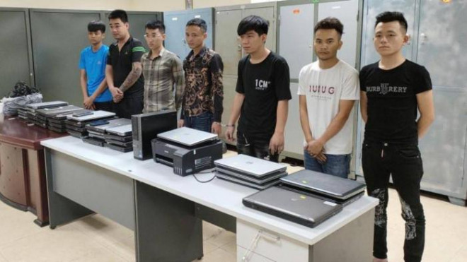Nhóm đối tượng bị bắt giữ tại Công an quận Hà Đông, TP Hà Nội.