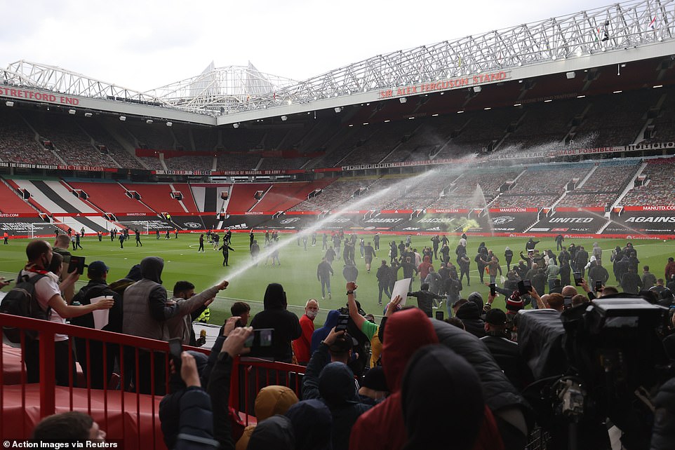 Choáng CĐV MU khiến Old Trafford “vỡ trận”, hô khẩu hiệu đuổi nhà Glazer - 3