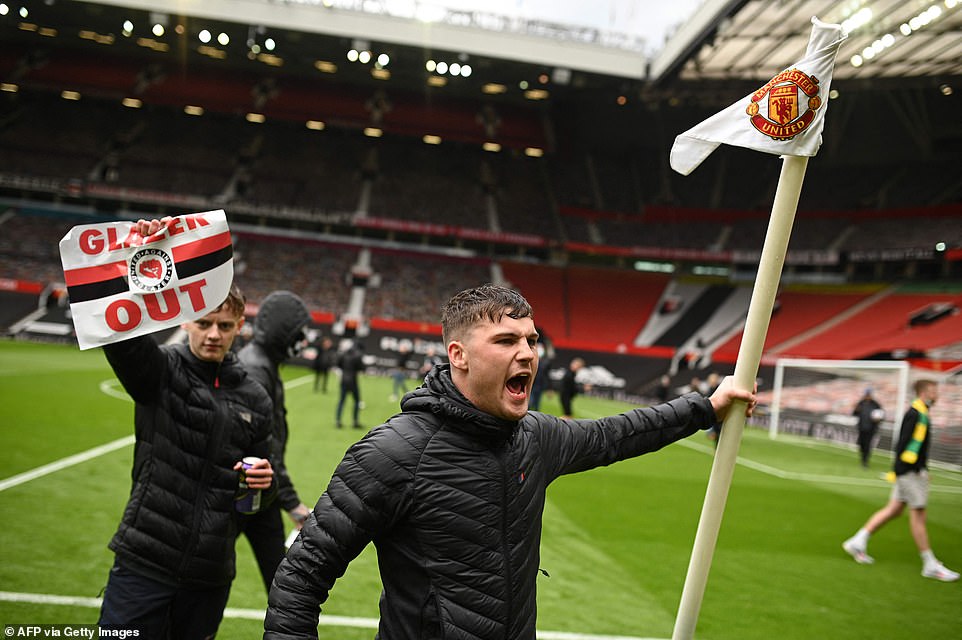 Choáng CĐV MU khiến Old Trafford “vỡ trận”, hô khẩu hiệu đuổi nhà Glazer - 4