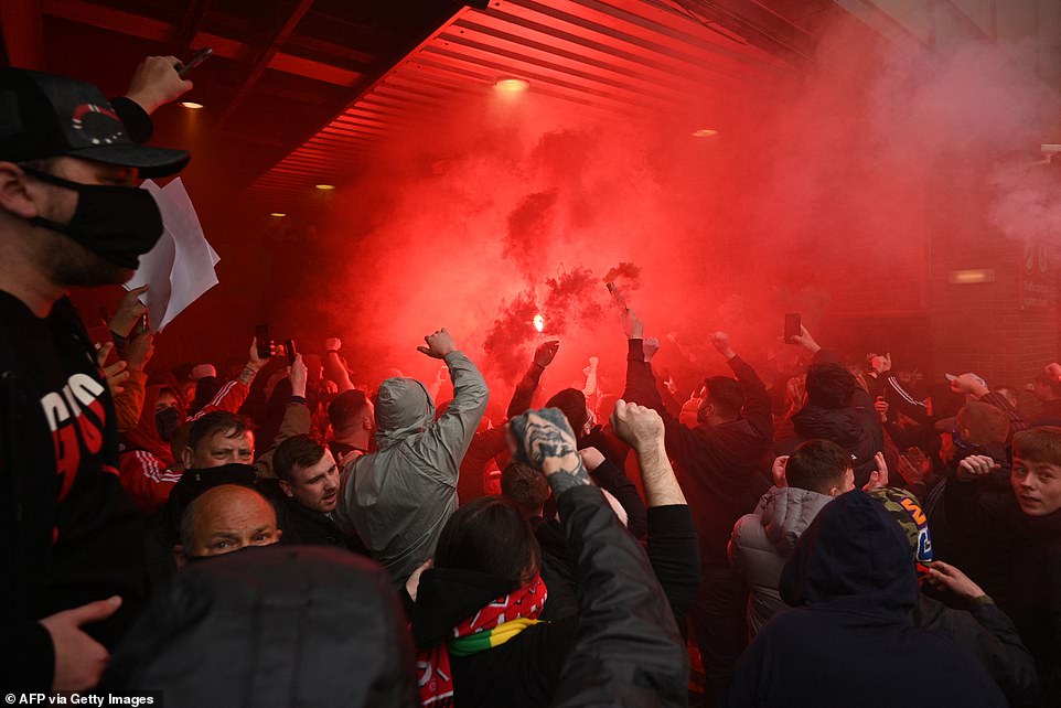 Choáng CĐV MU khiến Old Trafford “vỡ trận”, hô khẩu hiệu đuổi nhà Glazer - 16