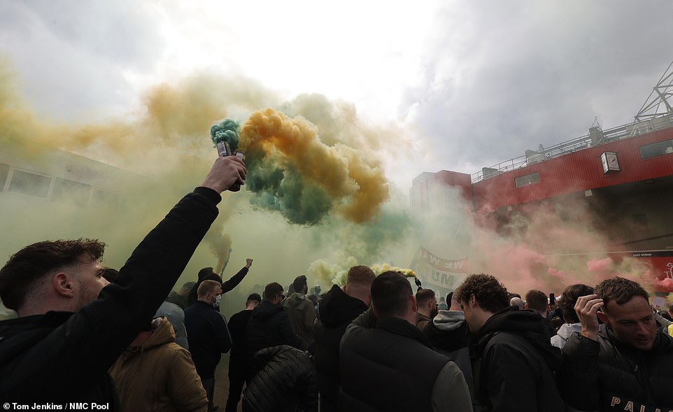 Choáng CĐV MU khiến Old Trafford “vỡ trận”, hô khẩu hiệu đuổi nhà Glazer - 6