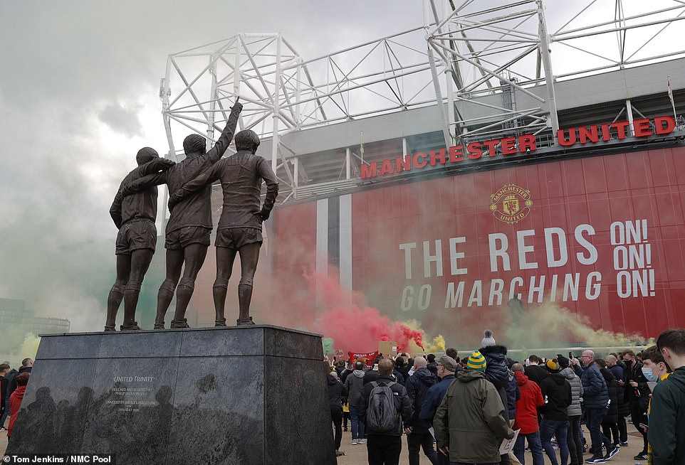 Choáng CĐV MU khiến Old Trafford “vỡ trận”, hô khẩu hiệu đuổi nhà Glazer - 15