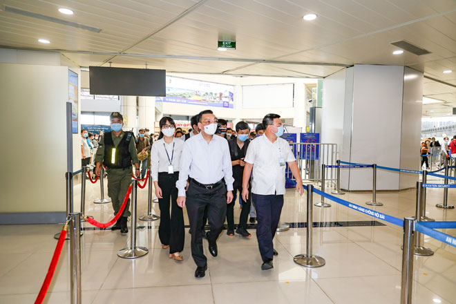 Chủ tịch UBND TP.Hà Nội Chu Ngọc Anh đi kiểm tra công tác phòng chống dịch tại sân bay Nội Bài.
