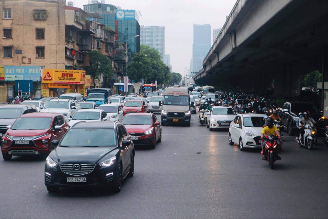 Theo PV ghi nhận vào ngày cuối cùng của kỳ nghỉ, người dân từ các điểm du lịch và từ quê đồng loạt trở về thành phố khiến nhiều tuyến đường và các bến xe trở nên đông đúc.