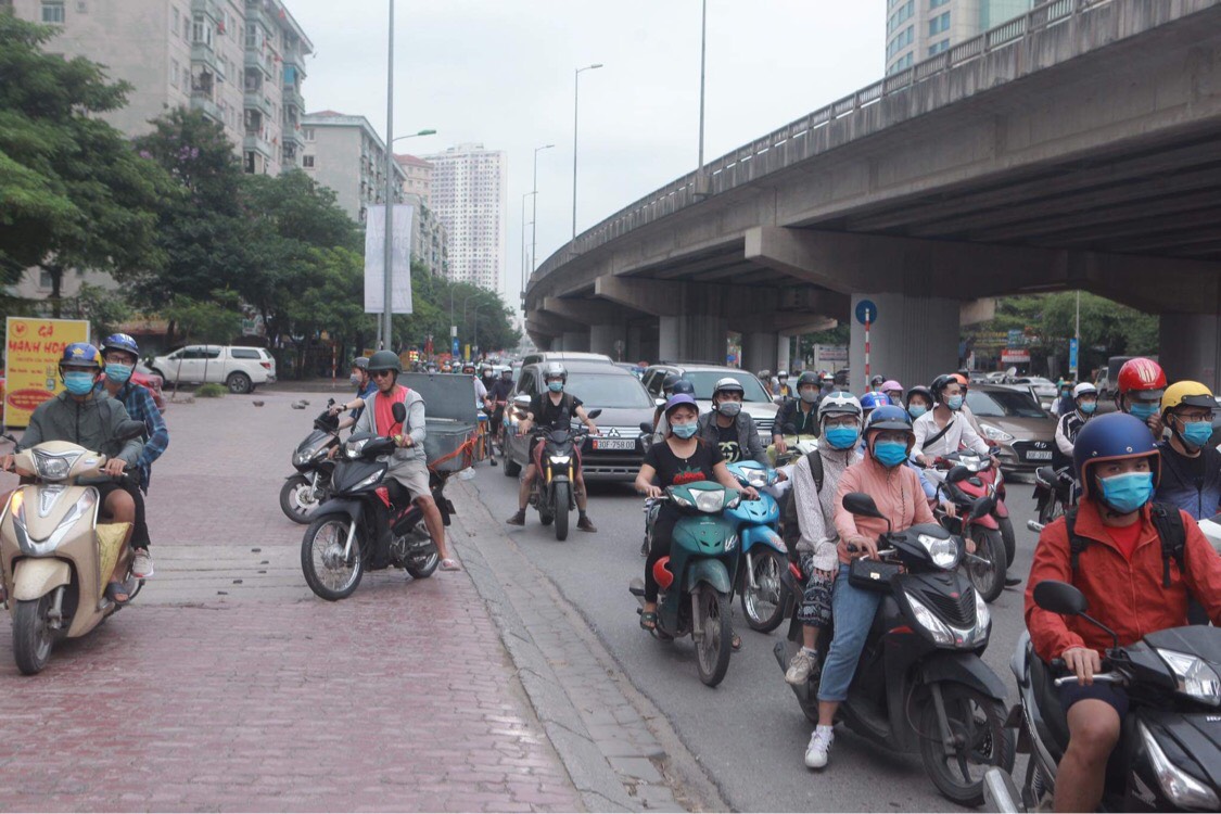  Để tránh ùn tắc giao thông, Cục Cảnh sát giao thông (Bộ Công an) đã phối hợp với lực lượng Cảnh sát giao thông Công an tỉnh Hà Nội phân luồng phương tiện tại nút giao Cầu Giẽ và cầu vượt Thường Tín khi yêu cầu phương tiện đi vào tuyến đường Quốc lộ 1