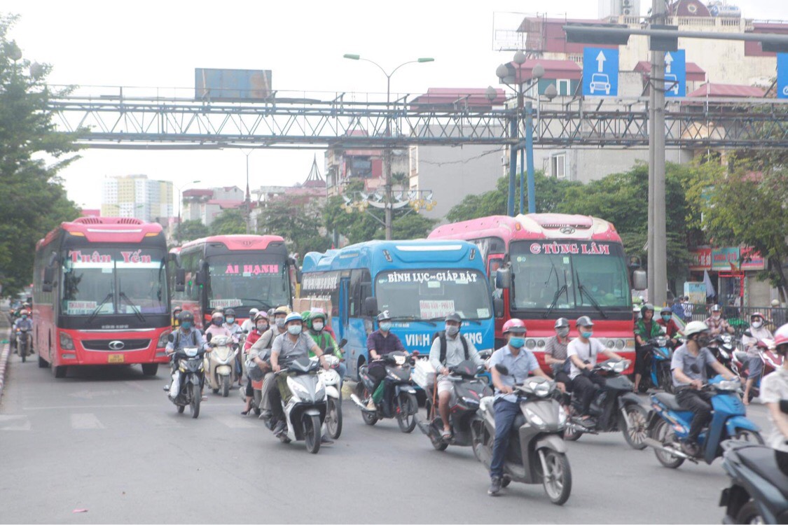 Trong buổi chiều hôm nay giao thông Hà Nội khá ổn định, không xảy ra tình trạng ùn tắc cục bộ như hôm trước ngày nghỉ lễ. Theo chia sẻ của CSGT đội 14, thì đa số người dân đã lên sớm từ hôm qua nên hôm nay lượng người đổ xô về Hà Nội giảm hẳn.