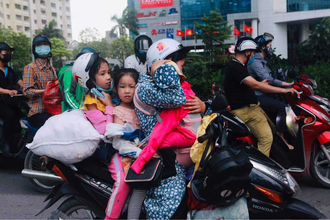 Nhiều người tỏ ra khá mệt mỏi sau quãng đường di chuyển dài từ quê ra Hà Nội. Các em nhỏ cũng theo bố mẹ về Hà Nội chuẩn trở lại trường sau kỳ nghỉ tránh dịch.