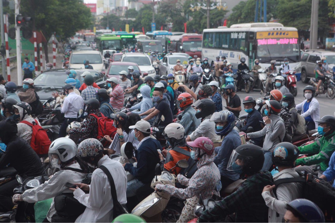  Ghi nhận tại khu vực trước cửa bến xe Nước Ngầm mật độ phương tiện tăng cao tuy nhiên các phương tiện vẫn di chuyển một cách bình thường không bị ùn ứ.