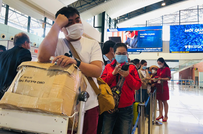  Người dân nghiêm túc thực hiện việc đeo khẩu trang phòng, chống dịch Covid-19 tại Cảng hàng không quốc tế Nội Bài.