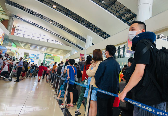 Tại sân bay Nội bài, lượng người  cũng không đông đúc như ngày đầu nghỉ lễ. 