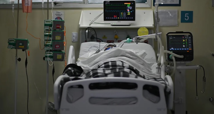 Một bệnh nhân nằm trong phòng điều trị tích cực tại bệnh viện ở Brazil.