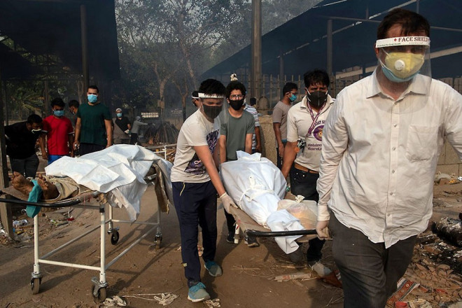 Ấn Độ hiện mỗi ngày vẫn mất hàng ngàn sinh mạng vì COVID-19. Trong ảnh: Một số gia đình ở thủ đô New Delhi đưa người thân qua đời vì COVID-19 đi hỏa táng. Ảnh: TIME