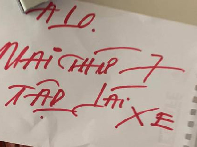 Bạn trẻ - Cuộc sống - Những mảnh giấy dán trên tường, cầu thang của bà ngoại và mẹ khiến cô gái xúc động