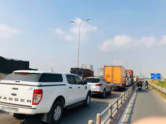 Ô tô - Xe con lấn làn xe khách có thể bị tước bằng lái một tháng