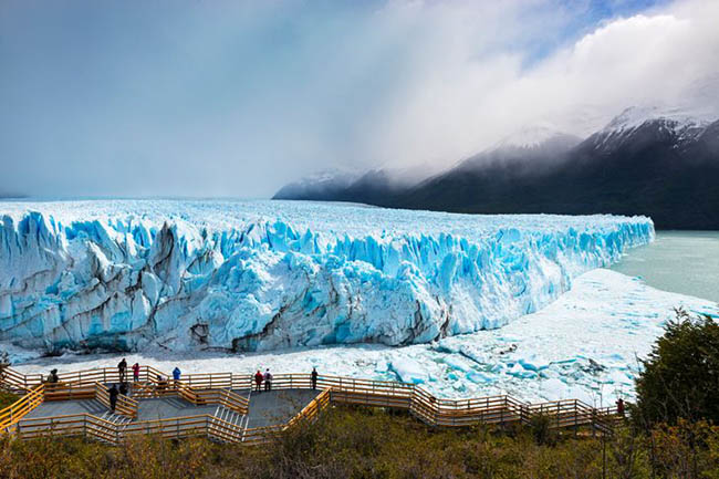 13. Sông băng Perito Moreno nằm ở Argentina, thuộc vùng Patagonia. Đây là khu dự trữ nước ngọt lớn thứ 3 trên thế giới. Nếu may mắn, bạn có thể bắt gặp một hiện tượng thú vị trong chuyến thăm của mình tại đây. Khoảng 5 năm một lần, sông băng tan ra, nước đổ xuống chân hồ Lago Argentino và tạo thành một con đập. Mực nước trong hồ có thể dâng cao 30 mét rồi vỡ đập băng.
