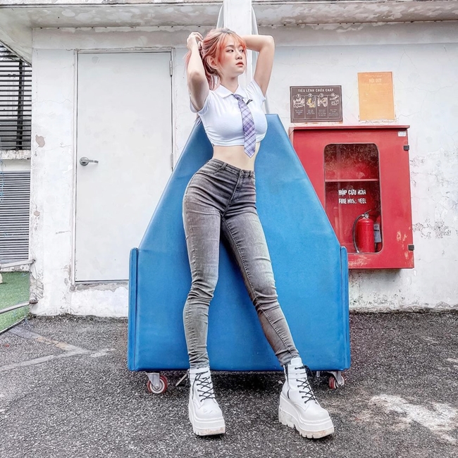 Khi mặc cùng áo croptop cô chọn dáng quần cạp cao vừa cân bằng độ dài ngắn vừa ôm lấy vòng eo thon gọn một cách nhẹ nhàng.&nbsp;
