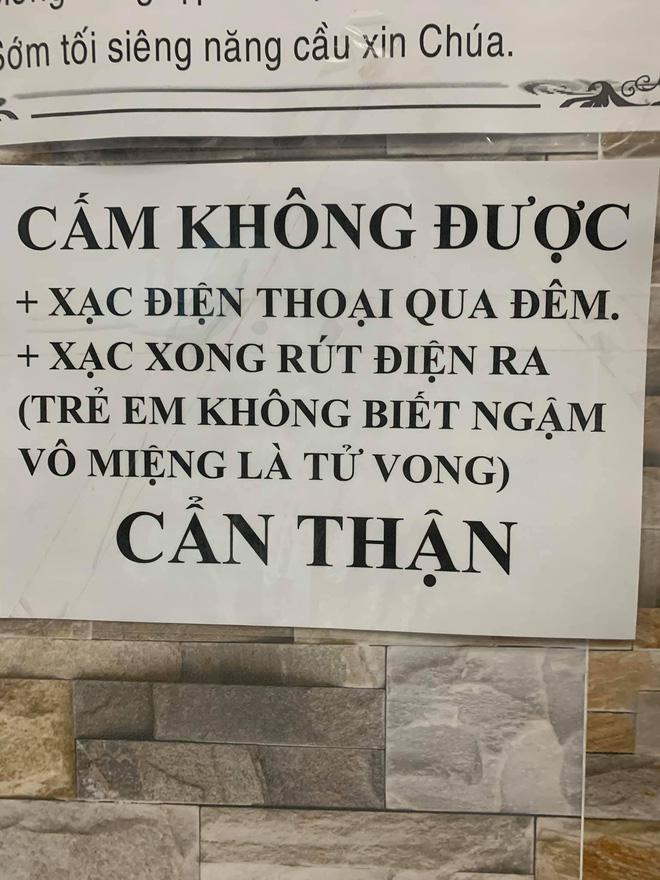 Những mảnh giấy dán trên tường, cầu thang của bà ngoại và mẹ khiến cô gái xúc động - 6