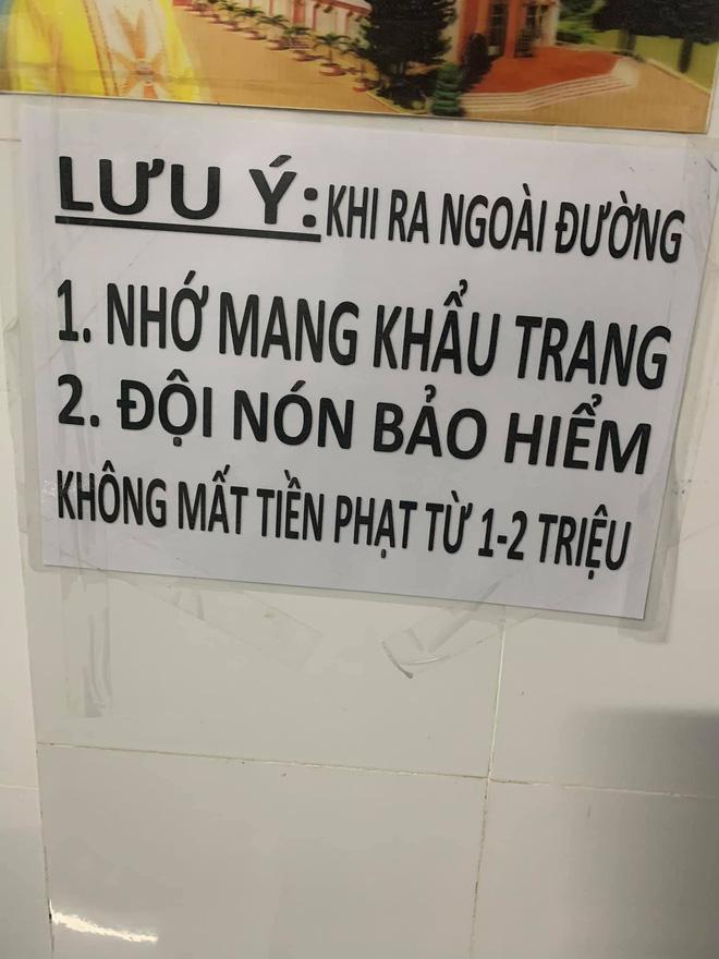 Những mảnh giấy dán trên tường, cầu thang của bà ngoại và mẹ khiến cô gái xúc động - 8