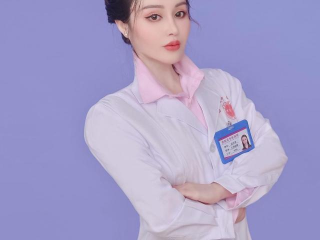 Làm đẹp - "Nữ bác sĩ chống Covid-19" mặc xường xám tập gym, về dáng ngoạn mục sau sinh nở