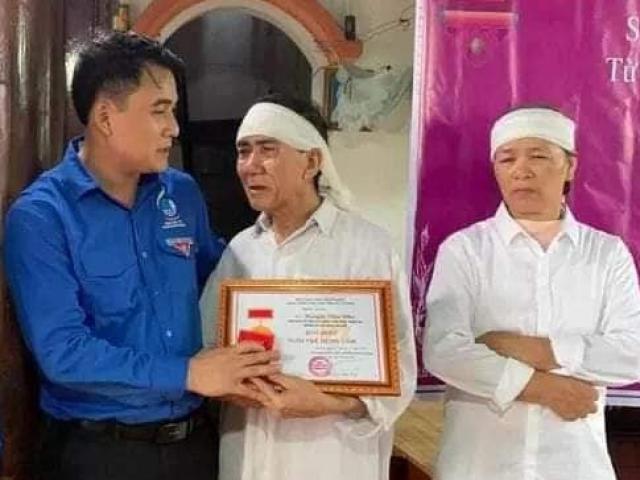 Tin tức trong ngày - Nam sinh quên mình cứu 3 nữ sinh thoát chết được tặng huy hiệu đặc biệt