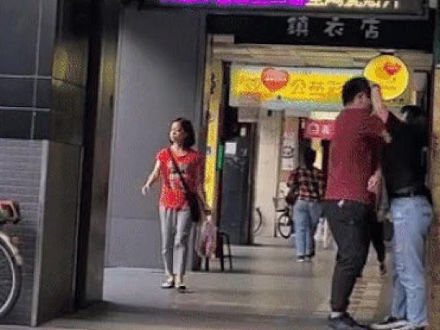 Media - Clip: Không được mua mỹ phẩm, cô gái túm tóc đánh bạn trai giữa phố