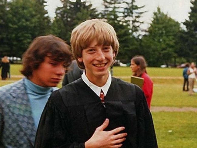 Bill Gates tốt nghiệp Trường Trung học Lakeside vào năm 1973. Sau đó, cha mẹ muốn ông tiếp tục hoàn thành chương trình đại học tại Đại học Harvard và trở thành một luật sư, nhưng ông đã tự quyết con đường cho riêng mình.
