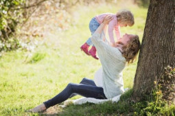 Sức khỏe đời sống - Nghiên cứu khoa học chứng minh những cái ôm có thể khiến con bạn thông minh hơn