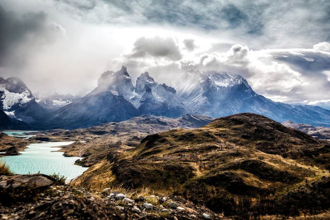 3.Torres del Paine là một công viên quốc gia rộng lớn ở vùng cao nguyên Chile. Khí hậu ở đây ôn hòa, ngay cả trong mùa hè nhiệt độ cũng hiếm khi tăng quá 11 độ C. Nơi này có nhiều núi đá, sông băng, vịnh hẹp và hồ nước trong xanh.
