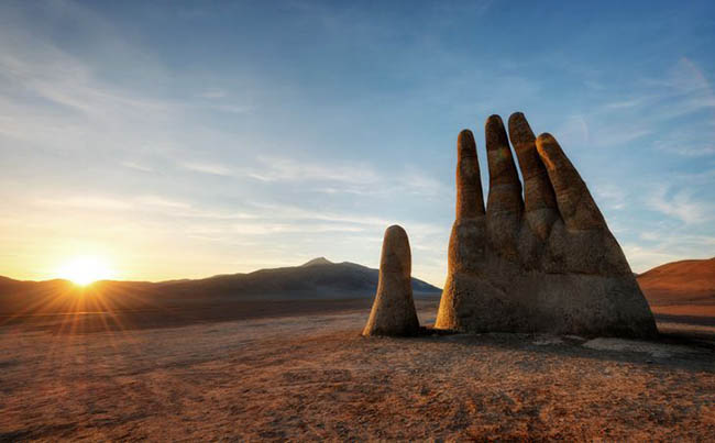 4. Sa mạc Atacama (Desierto de Atacama) từng là nơi khô hạn nhất trên hành tinh, vì nó đã không nhận được lượng mưa lớn trong hơn 4 thế kỷ. Trong thập kỷ qua, biến đổi khí hậu đã khiến hơn 200 loài thực vật nở rộ trên sa mạc này. Mano del Desierto là một tác phẩm nghệ thuật nổi tiếng được tạo ra bên cạnh đường cao tốc băng qua sa mạc Atacama.
