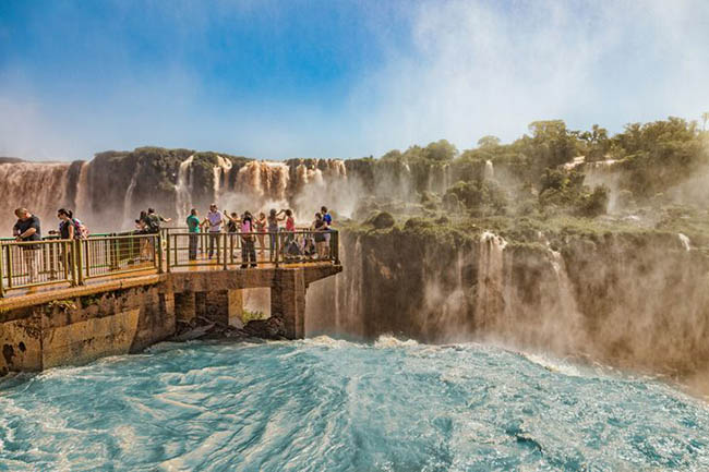 5. Thác Iguazú nằm trên sông Iguazú, gồm 275 thác nhỏ. Thác cao nhất cao khoảng 82 mét, nhưng những tảng đá ở đây cao tới 260 mét. Vì thế, bạn có thể thưởng ngoạn phong cảnh từ trên cao.
