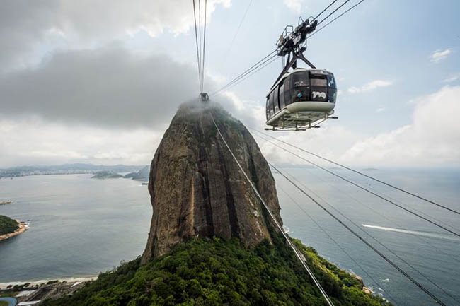 6. Ở Rio de Janeiro, bạn sẽ tìm thấy vô số thứ đáng để chụp ảnh, nhưng bạn nên bắt đầu khám phá thành phố bằng cáp treo Sugarloaf. Thật khó tin rằng, hệ thống cáp treo này đã có cách đây hơn 1 thế kỷ.
