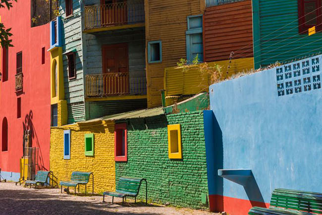 7. La Boca là một khu dân cư nổi tiếng ở Buenos Aires với bề dày lịch sử gắn liền với những người nhập cư Ý. Họ có truyền thống sơn nhà bằng nhiều màu sắc khác nhau. Hầu hết người dân địa phương đều nghèo, vì vậy họ không có đủ sơn cùng màu nên đã sử dụng các màu khác nhau.
