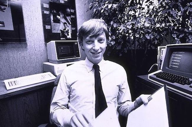 Giám đốc điều hành trẻ tuổi Bill Gates khi này khoảng 27 tuổi, trong văn phòng Microsoft vào năm 1982.
