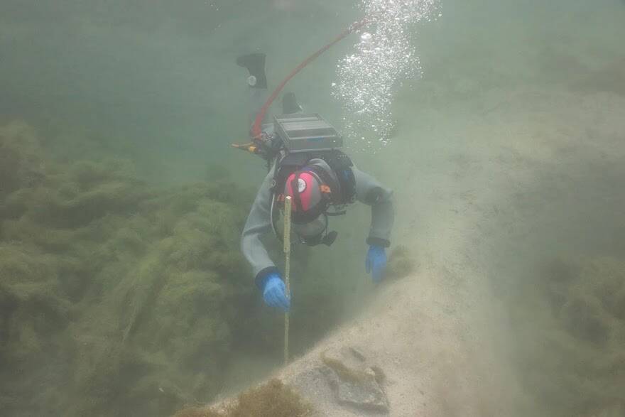 Thụy Sĩ: Nạo vét hồ, thợ lặn vô tình phát hiện bí mật 3.000 năm tuổi dưới lớp bùn dày - 2