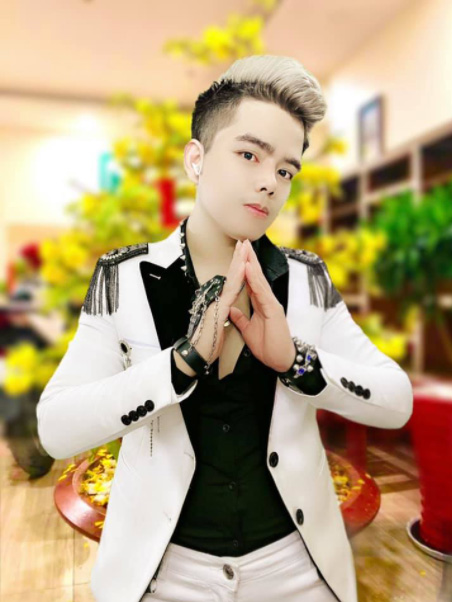 Phong Huy: Bùng cháy đam mê và nhiệt huyết ca hát đến khán giả qua sóng livestream - 3