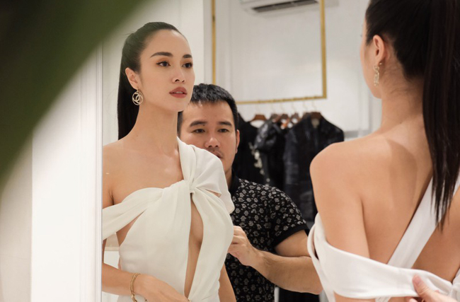 Người mẫu, diễn viên Vũ Ngọc Anh khoe vẻ gợi cảm trong ảnh hậu trường thử đồ.
