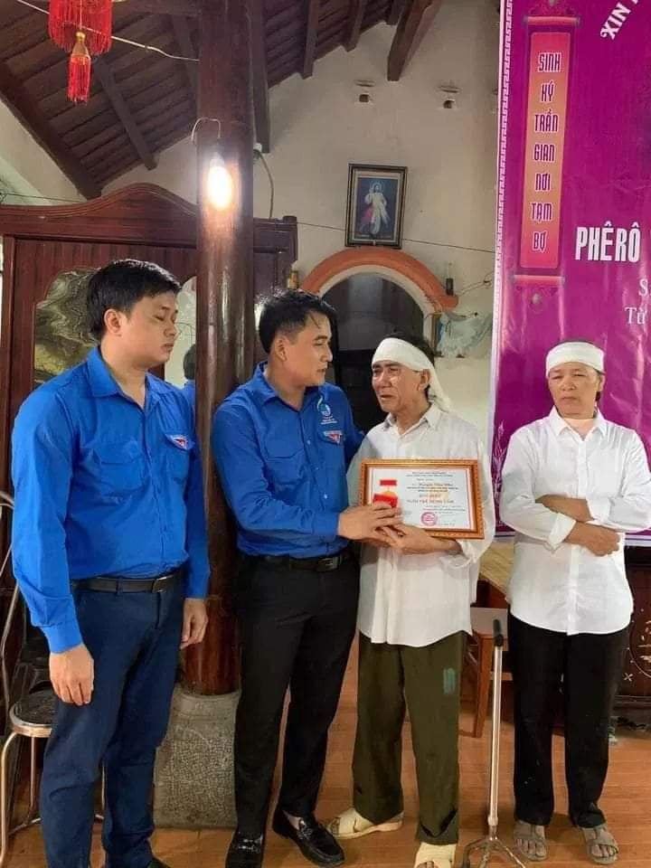 &nbsp;Phó bí thư Tỉnh đoàn Nghệ An trao huy hiệu Tuổi trẻ dũng cảm của Trung ương Đoàn TNCS Hồ Chí Minh cho người thân của Nhã.