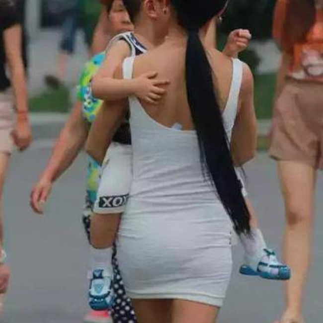 "Nếu bạn mặc quần áo quá hở hang, họ sẽ nói bạn "hư thân mất nết" vì đang mời gọi người khác quấy rối. Nếu bạn mặc kín đáo, người ta bảo bạn là cổ hủ, cứng nhắc. Và nếu bạn ăn mặc bình thường, người ta lại gọi bạn là Dama (ý chỉ phụ nữ già)", Joy Lin - Một nhà nữ quyền ở Thượng Hải nhận định.
