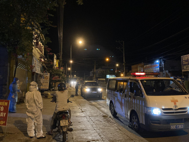 Lực lượng chức năng túc trực trước căn nhà 242 đường Ngô Quyền, phường Xuân Thanh, TP Long Khánh để đưa ca dương tính đi cách ly