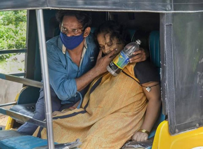 Một bệnh nhân Covid-19 được đưa tới bệnh viện King Gorge ở TP Visakhapatnam hôm 3-6. Ảnh: The Hindu