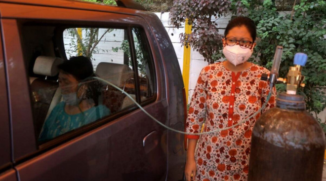 Bệnh nhân COVID-19 ở Ấn Độ phải ngồi xe thở ôxy vì bệnh viện không còn khả năng tiếp nhận. Ảnh: INDIAN EXPRESS