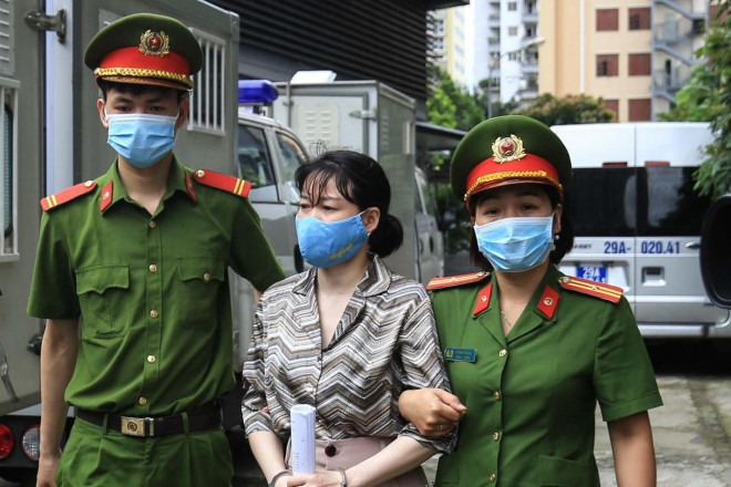 Bị cáo Nguyễn Bảo Ngọc bị dẫn giải tới phiên tòa - Ảnh: Ngô Nhung