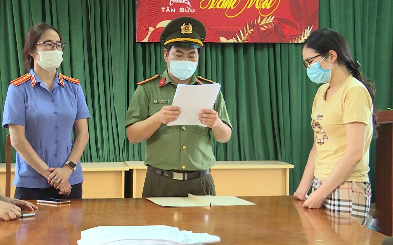 “Bà trùm” Nguyễn Thị Hồng Hạnh tại trụ sở công an.