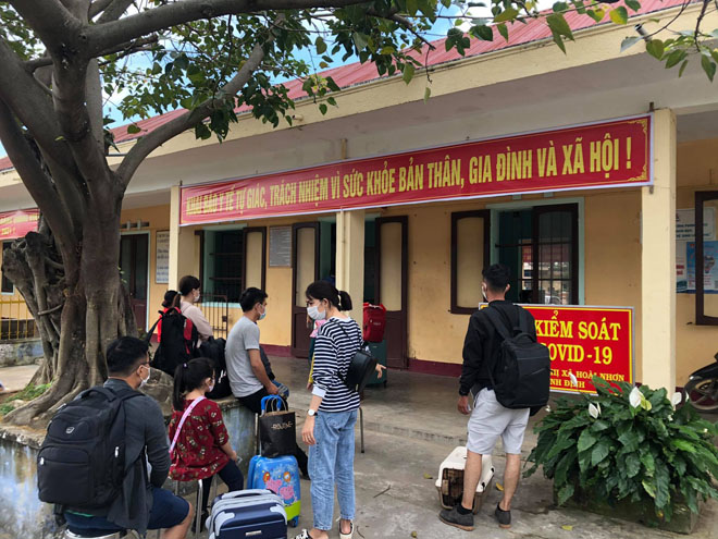 Người dân thực hiện khai báo y tế tại ga Bồng Sơn (thị xã Hoài Nhơn, Bình Định) trong dịp Tết Nguyên đán vừa qua