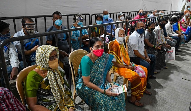 Người Ấn Độ chờ đến lượt tiêm vaccine Covid-19 ở thành phố&nbsp;Mumbai.