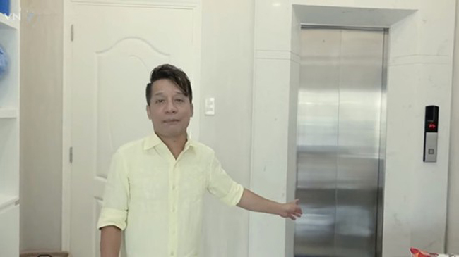 Nghệ sĩ hài Minh Nhí là người đồng hành cùng danh hài Hoài Linh trên ghế nóng 'Thách thức danh hài' mùa này. Nam nghệ sĩ ở tại căn nhà phố hơn 400m2 lắp thang máy.
